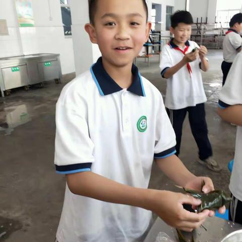 粽子飘香满园，欢声笑语冲天