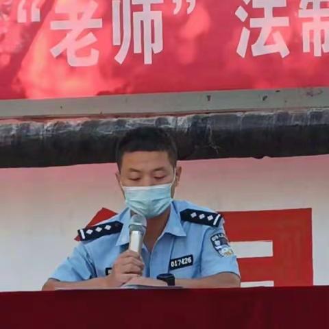 民警普法当“老师”法制教育进校园——回舍派出所所长李永健到东回舍镇中进行法制宣传进校园活动