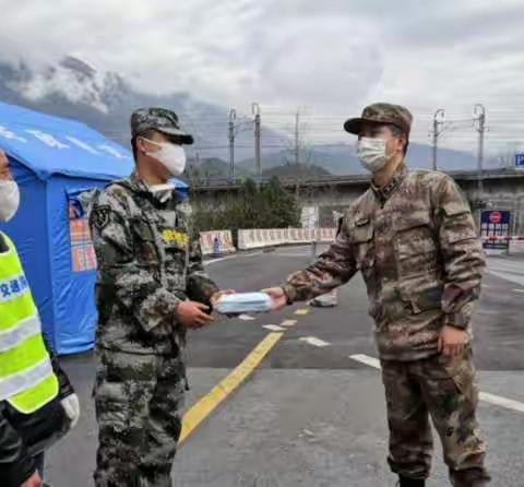 县人武部到基层慰问一线抗疫战士
