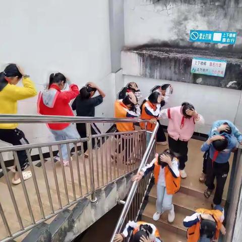 倚象镇蚌弄小学开展防震减灾、消防疏散、反恐防暴、防野象安全演练