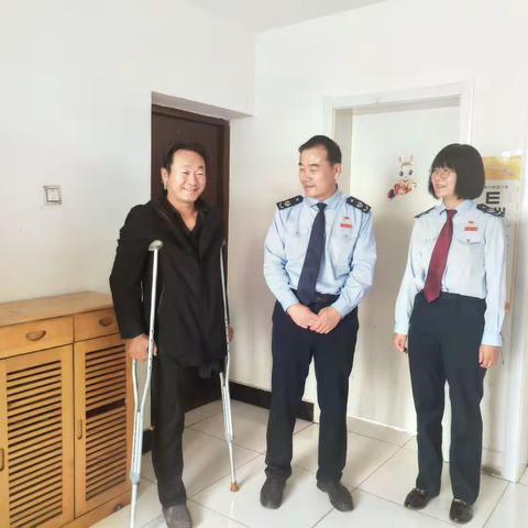 税暖中秋 携爱同行——海勃湾区税务局开展“民族团结一家亲”结亲群众慰问活动
