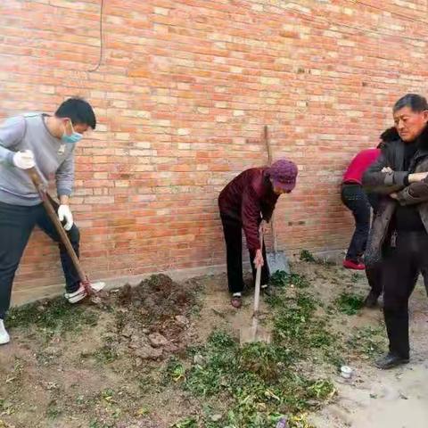 秋渠乡秋南村党支部书记带领村民美化环境
