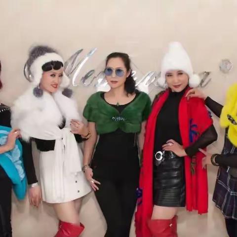 暴风雪皮草，火美人队专场秀