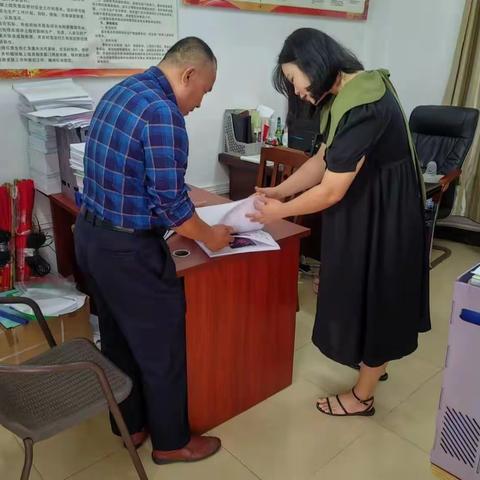 县园林环卫服务中心副主任陈宗道到文罗检查指导高铁高速沿线整治工作