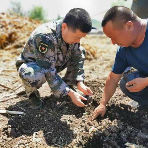 旗委常委、旗人武部政委李增云深入阿拉达尔吐苏木沙日格台嘎查入户走访脱贫户