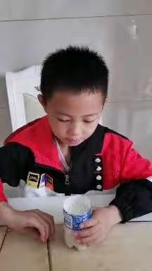 大家好，我是实验小学三年级7班的刘灏宸，