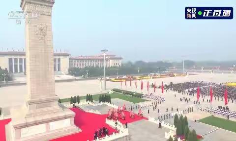 习近平等党和国家领导人在天安门广场向人民英雄敬献花篮