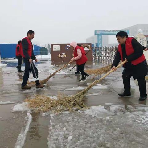 菏泽市体育训练中心、市体校组织开展扫雪志愿服务活动