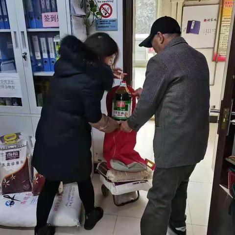 鑫龙天然居社区慰问退役军人