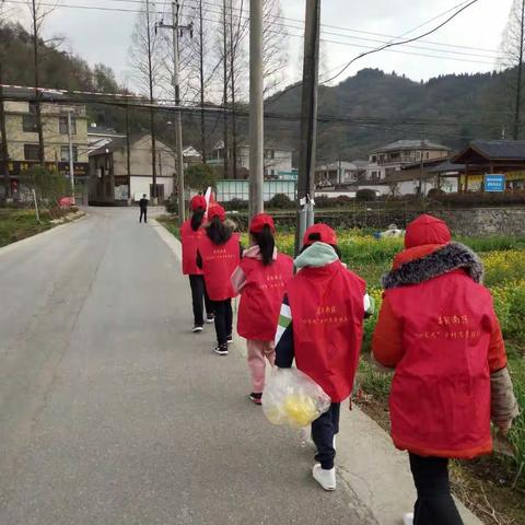 学雷锋，我们在行动——锦南小学三二中队学小雷锋靓街行动