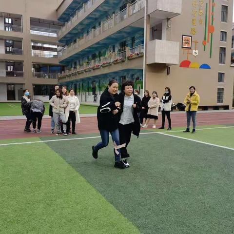 同心同德向前冲，欢声笑语乐开怀