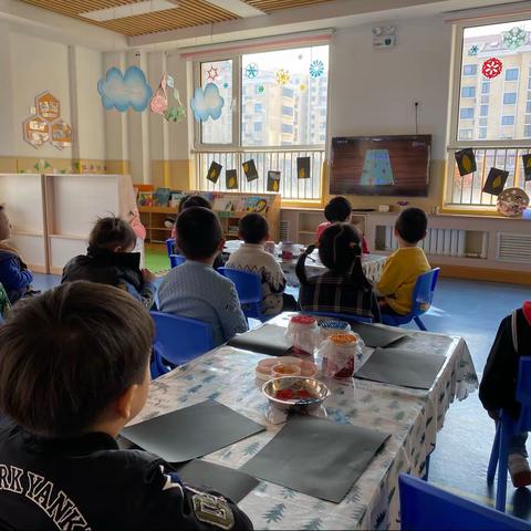 拥抱春天，呵护绿色——牟家幼儿园小班植树节活动