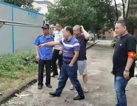 四新街墨南湖畔社区不断精细化整改港口小区环境，迎接卫生城市复检。