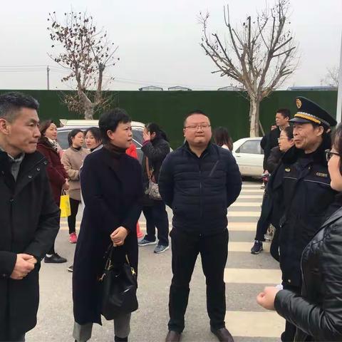 街乡吹哨，部门报道，民呼我应，工作机制。共同治理汉阳区四新街墨水湖小学周边环境，确保学生安全出行
