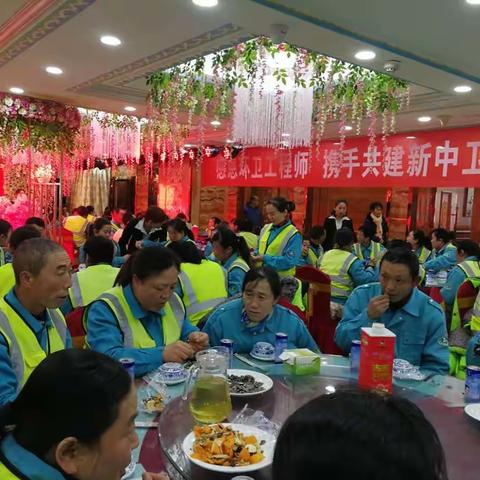 中卫市一家酒楼连续两年免费宴请环卫工吃年夜饭！