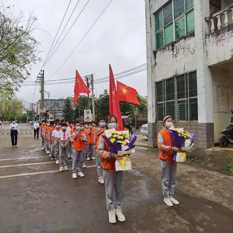 “缅怀革命烈士，弘扬爱国主义精神”黄竹镇中心学校开展清明节烈士陵园扫墓活动