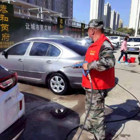新尊府物业为业主便民洗车