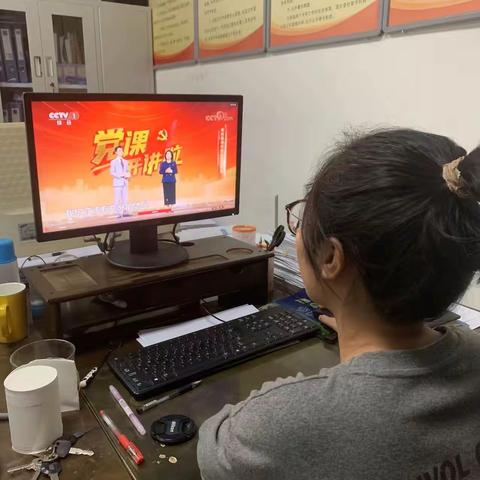 发改局全体党员观看《党课开讲啦》节目