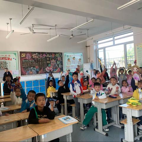 悦分享，越快乐！                                                         中埠小学二年级二班玩具交流会