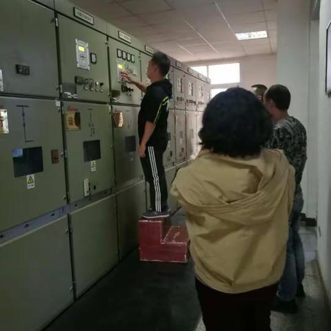 积极组织人员抢修，确保安全供水