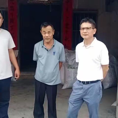 梅东村开展4月份“干部进农家，监测全覆盖”工作