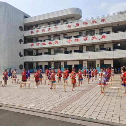 民族团结我同行 各族师生一家亲———来宾市中南小学开展“我们的节日·三月三”主题活动