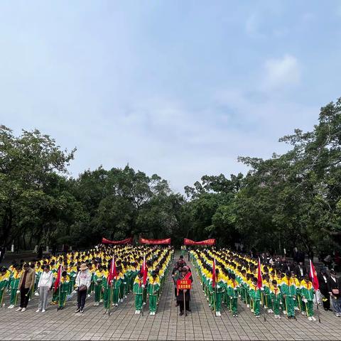 扣好人生第一粒扣子·传承红色基因——来宾市中南小学清明祭英烈活动