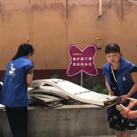七一路云梦堤社区开展环境卫生大扫除活动