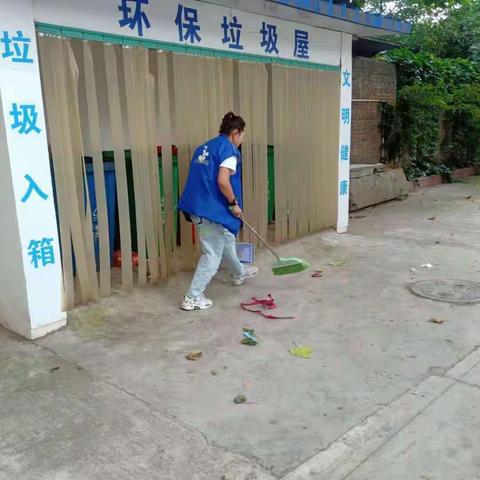 七一路云梦堤社区开展环境卫生大扫除活动