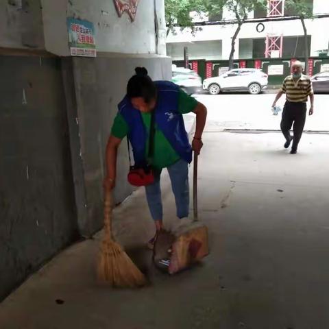 七一路云梦堤社区开展环境卫生大扫除活动