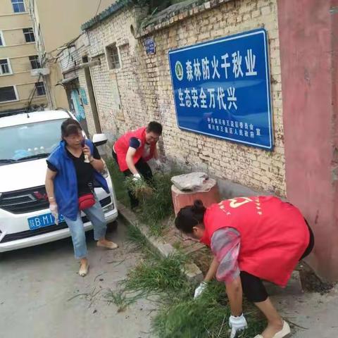 七一路云梦堤社区开展环境卫生整治活动