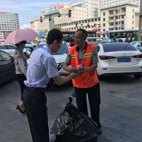 春晖支行为你高温夏日送清凉