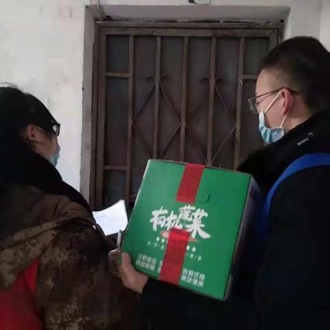 车站街道兴东社区网格员积极为贫困人员送蔬菜