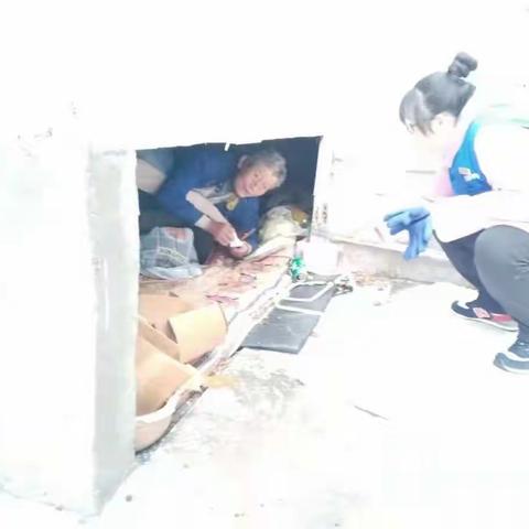 兴东社区送流浪人员回家