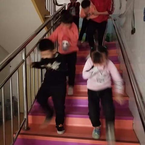 中宁县天仁幸福城幼儿园“11.9消防”演练活动圆满结束