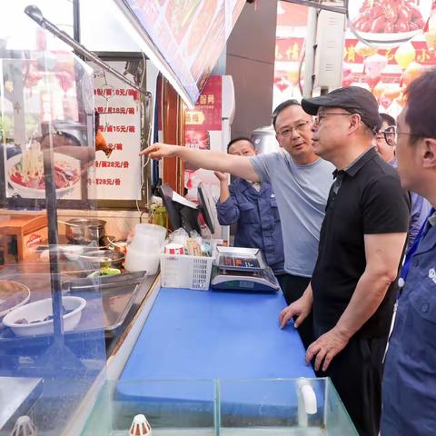 洪鸣董事长实地检查贵阳市餐饮用户和城市综合体燃气安全使用情况