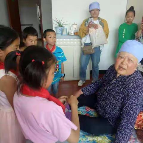 弘扬中华民族传统美德  尊老爱老  少先队员在行动（副本）