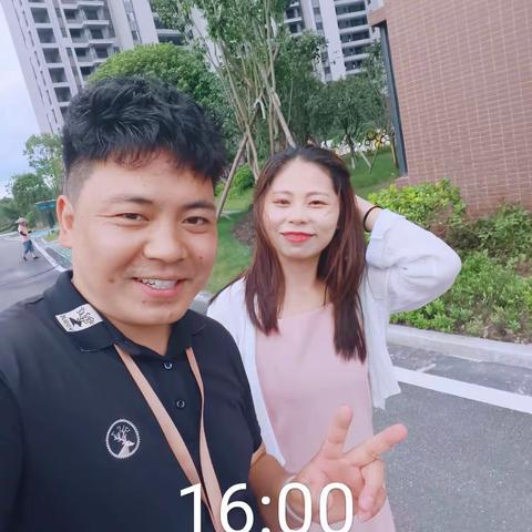 今天带漂亮的设计师小姐姐来给业主朋友看采光