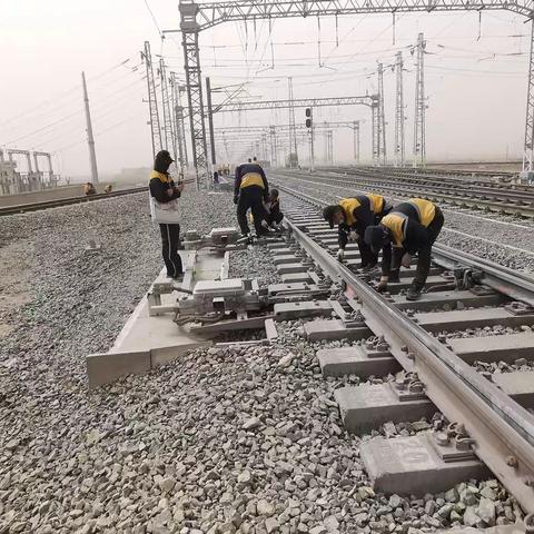 沙尘来袭！山口信号工区坚守“沙场” 全力应对沙尘恶劣天气