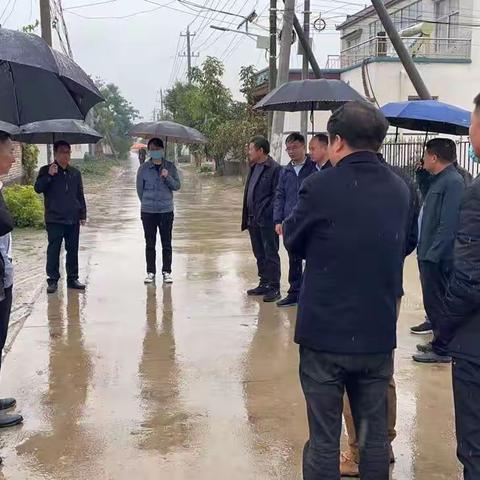 国庆假期不休息，环境整治雨中行