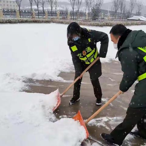 羊角庄收费站除冰扫雪保畅通