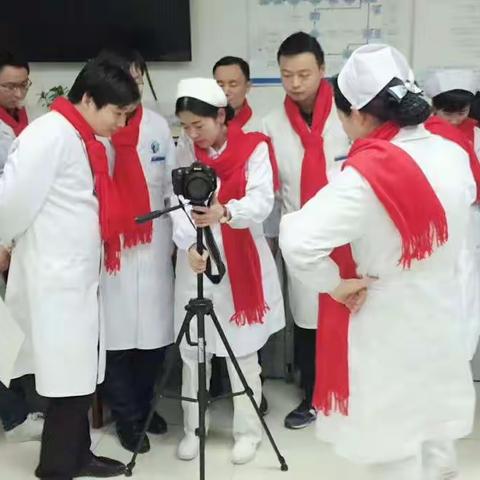 医护界的男神女神们～～给大家拜年拉～～老可爱了