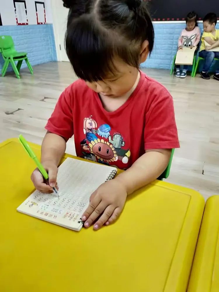 中班的你们写字也很厉害哦，坐端正，手放齐，抬头挺胸，认真写作业的样子真的很好看，老师也很自豪哦！