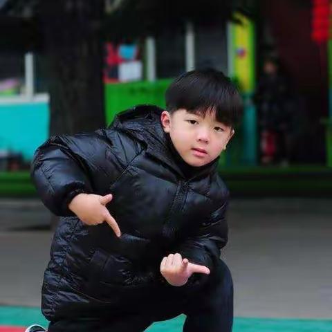 朵朵三班苑尹瀚我是一个帅气活泼得小男孩，我喜欢篮球和运动！