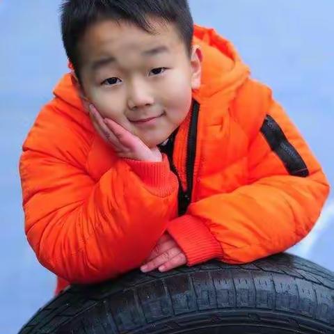 朵朵三班李梓晨我是一个帅气活泼可爱的小男孩，我喜欢篮球做游戏！