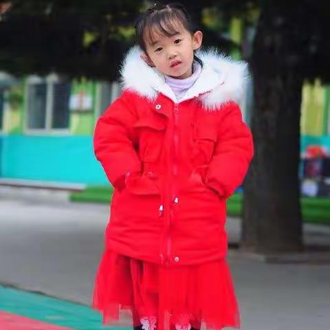 朵朵三班程泽轩我是一个活泼可爱漂亮的小美女！我喜欢跳舞和画画！