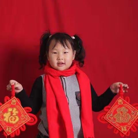 朵朵三班邢艺馨我是一个活泼可爱漂亮的小美女，我喜欢唱歌跳舞！