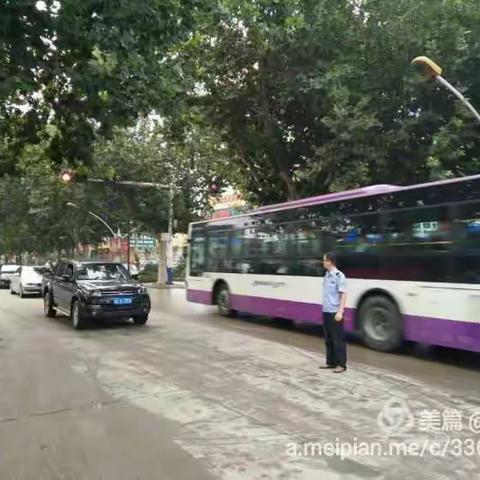 信号灯突然故障，我们变身“红绿灯”！——沙河市规划城管局交管队