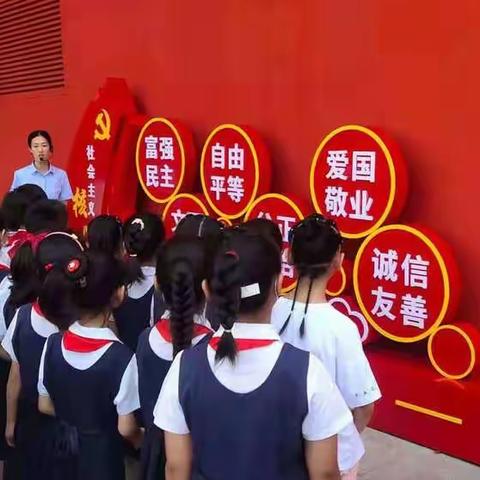 探访许昌党建馆，追寻红色记忆！7月29日光明路小学三（8）班同学来到许昌党建馆。共同追寻先烈足迹，聆听革命故事