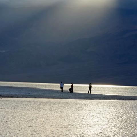 百年难遇！美国死亡谷国家公园惊现湖泊